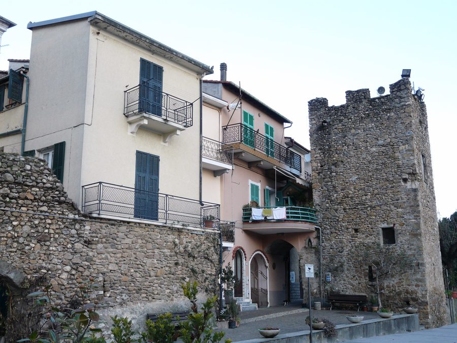 Историческая городская стена и башни Villanova d'Albenga в Лигурии