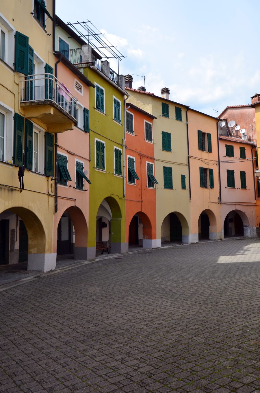 Ausschnitt des Borgo Rotondo in Varese Ligure mit historischen Gebäudefassaden