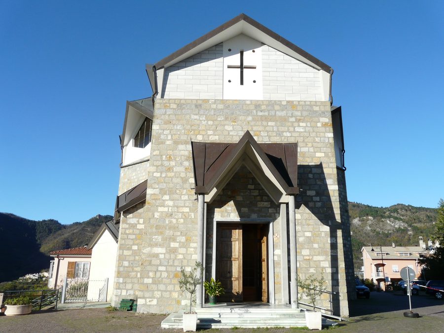 Fassade der Pfarrkirche Sant’Andrea im modernen Ortskern von Balestrino