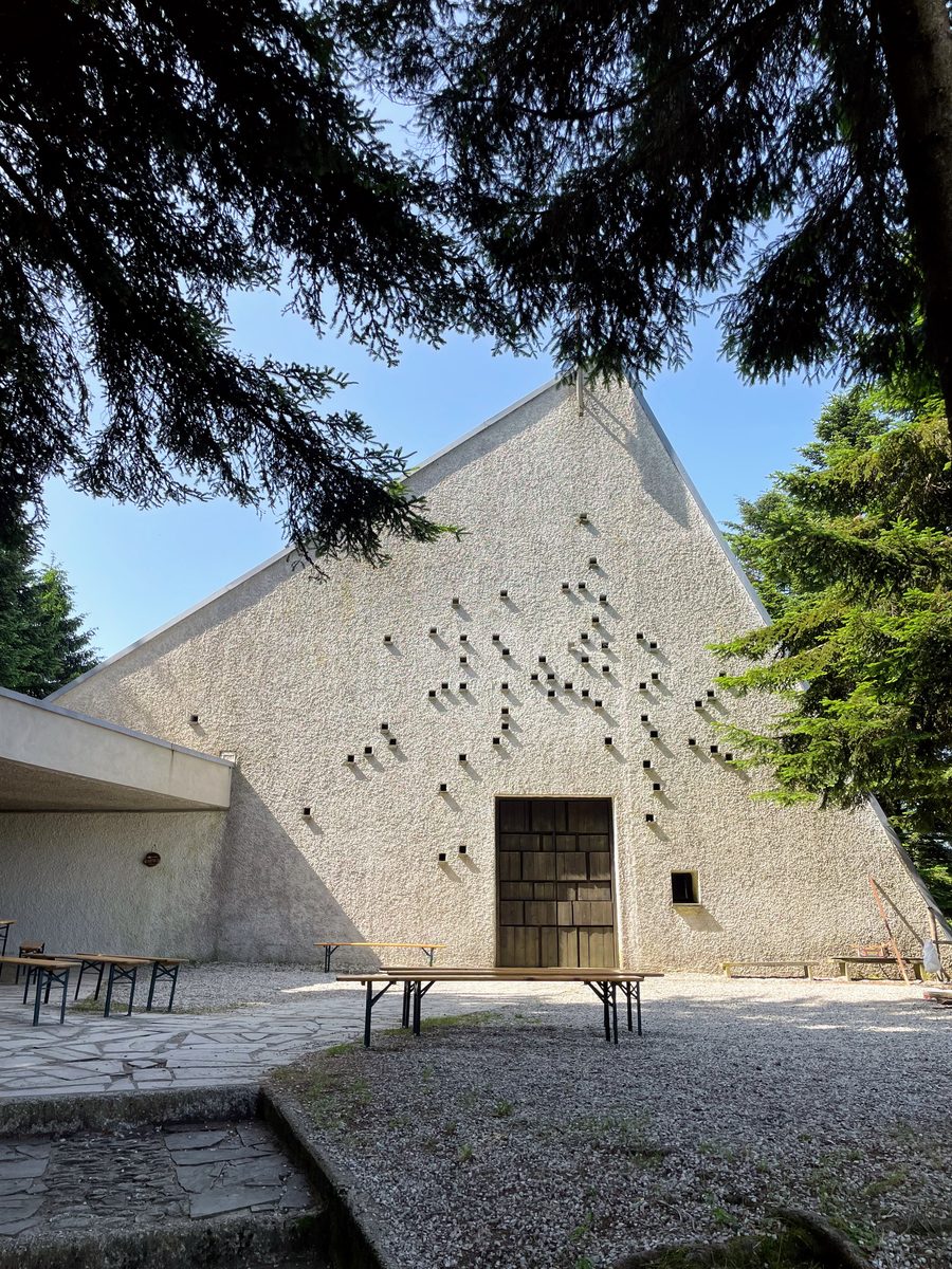 Фасад церкви Santa Maria Regina del Creato в Barbagelata рядом с Лорсикой