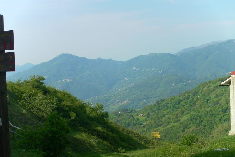 Вид с Passo della Bocchetta на ландшафт между Campomorone и Voltaggio