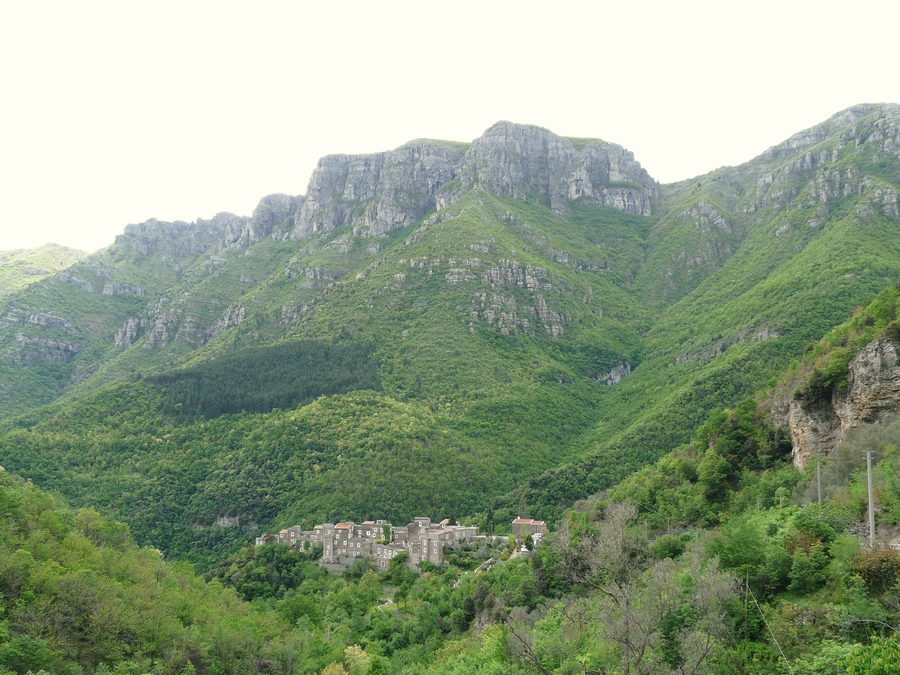 Steinerne Häuser und enge Gassen in Colletta di Castelbianco