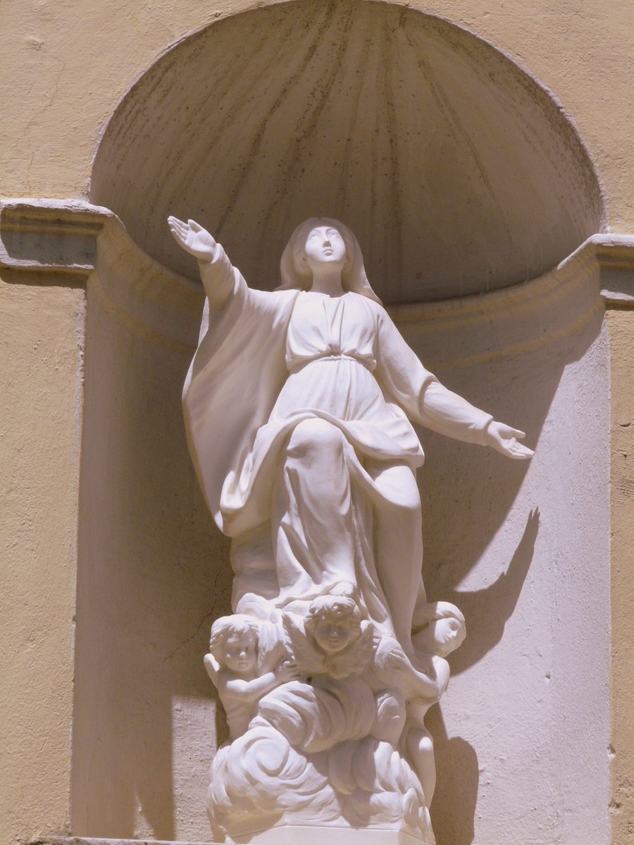 Statue der Assunta über dem Seiteneingang der Pfarrkirche Santa Maria Assunta in Pignone