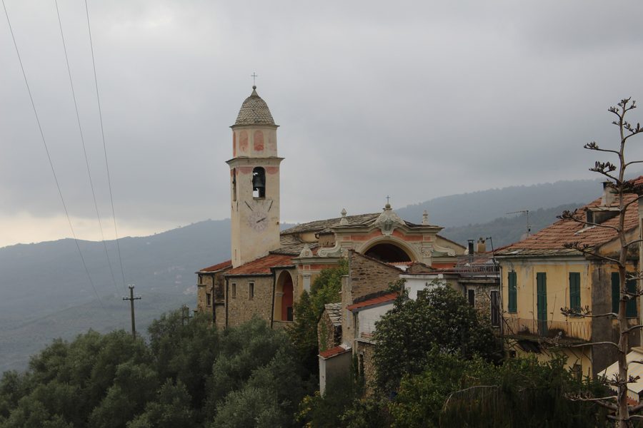 Вид на Prelà Castello в Лигурии