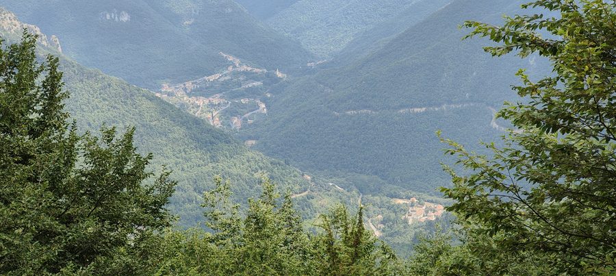 Panoramablick auf Nasino mit Borgo und Vignolo in Ligurien