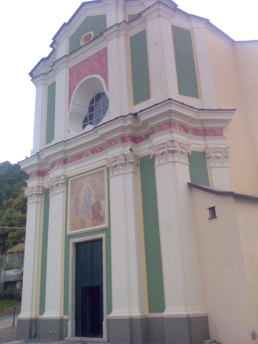 Fassade der Pfarrkirche San Pietro in Voze bei Noli