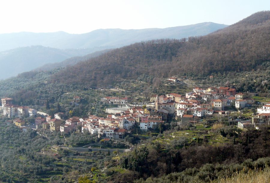 Панорама Каравоники в Лигурии