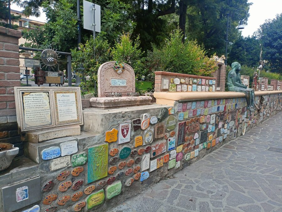Muretto di Alassio с керамическими подписями в Алассио