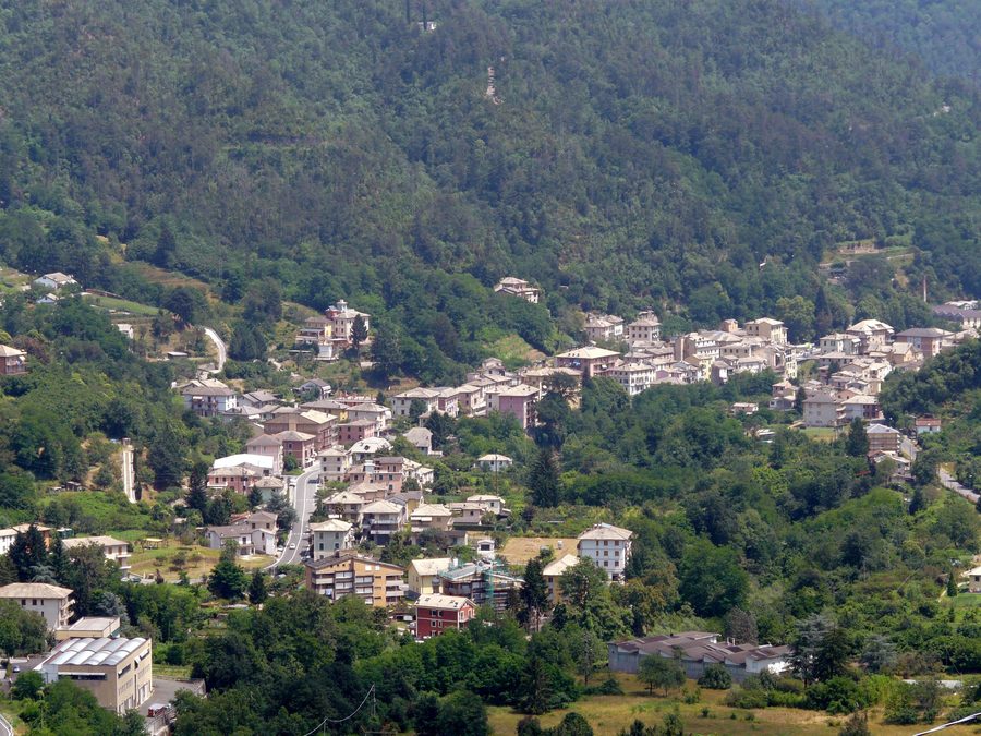 Панорама Чиканьи с холмистым ландшафтом в Лигурии