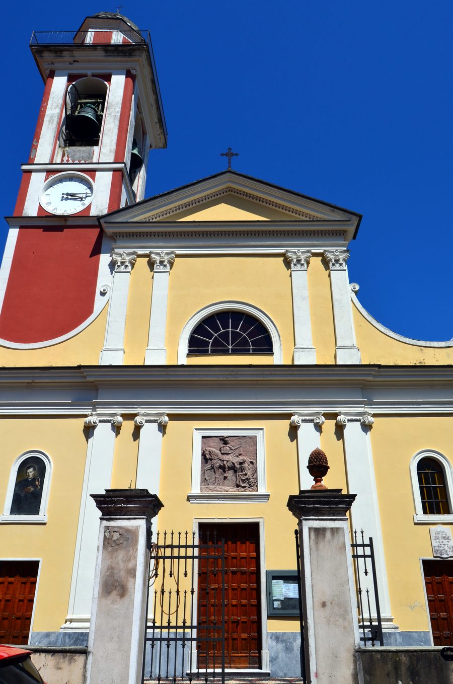 Вид снаружи на Chiesa di San Martino в Bargone, Лигурия