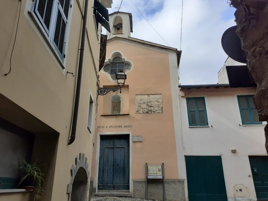 Facciata dell'Oratorio di Sant'Antonio Abate nella piazzetta di Pogli, frazione di Ortovero