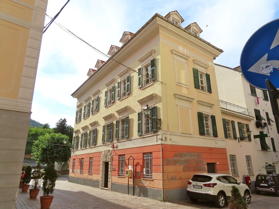 Фасад и восточная сторона Museo civico della Filigrana Pietro Carlo Bosio в Кампо-Лигуре