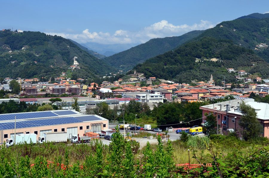 Панорама Каразко со дороги в Leivi в Лигурии