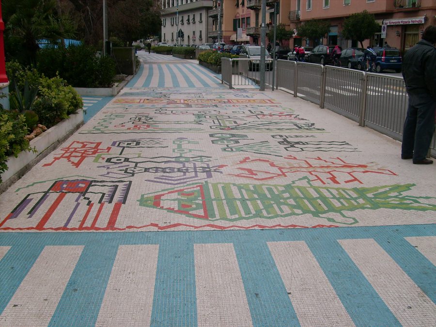 Lungomare degli Artisti in Albissola Marina mit keramisch gestalteter Uferpromenade