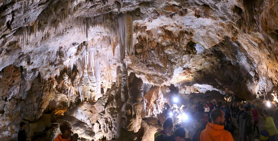 Внутреннее пространство Grotte di Borgio Verezzi со сталактитами, колоннами и натечными образованиями