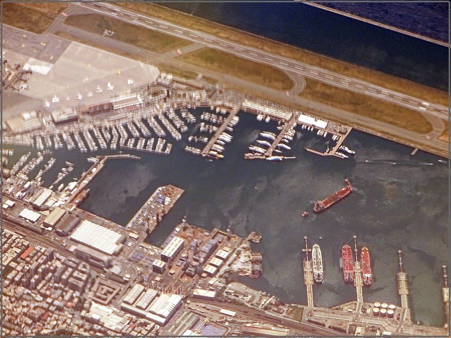 Вид с воздуха на Marina di Sestri Ponente и верфь в Генуе