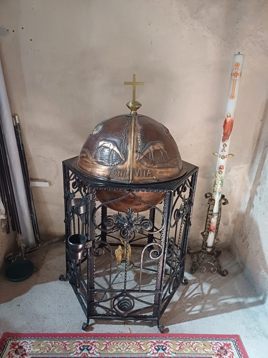 Taufbecken in der Kirche San Giorgio Martire in Campochiesa bei Albenga