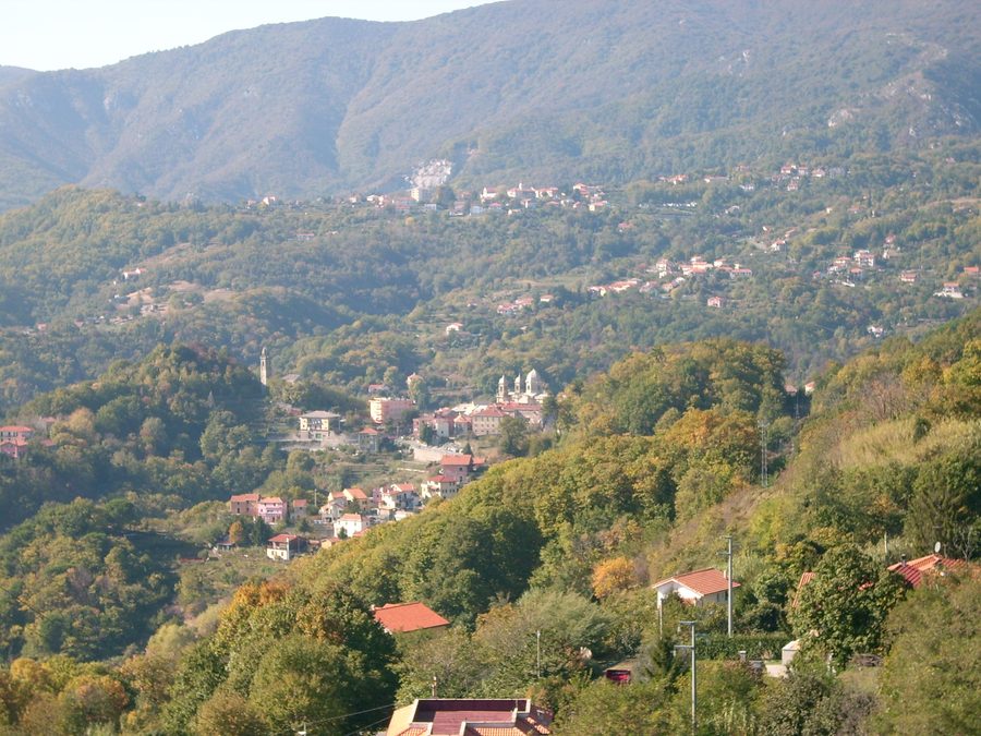 Вид на Сан-Джованни в Стелле в Лигурии