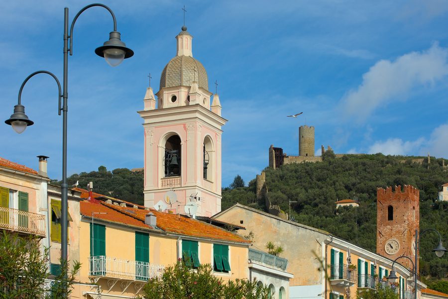 Blick auf die Burg Monte Ursino, den Domturm und den Torre del Comune in Noli