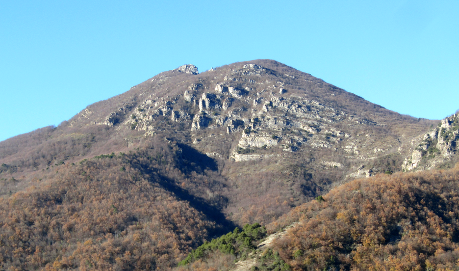Blick von Vendone auf den Castell’Ermo in den Ligurischen Voralpen