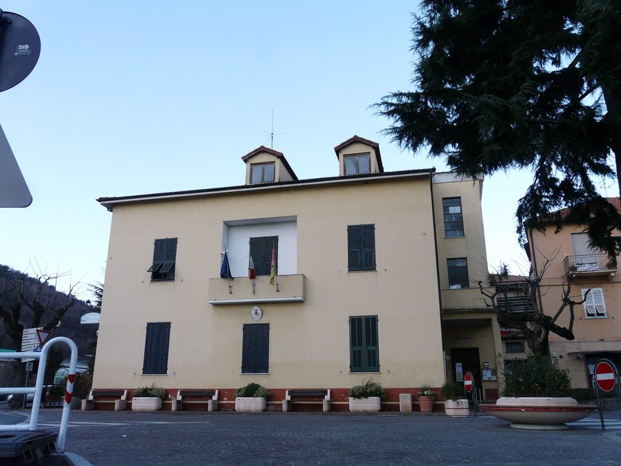 Ратуша в историческом центре Villanova d'Albenga