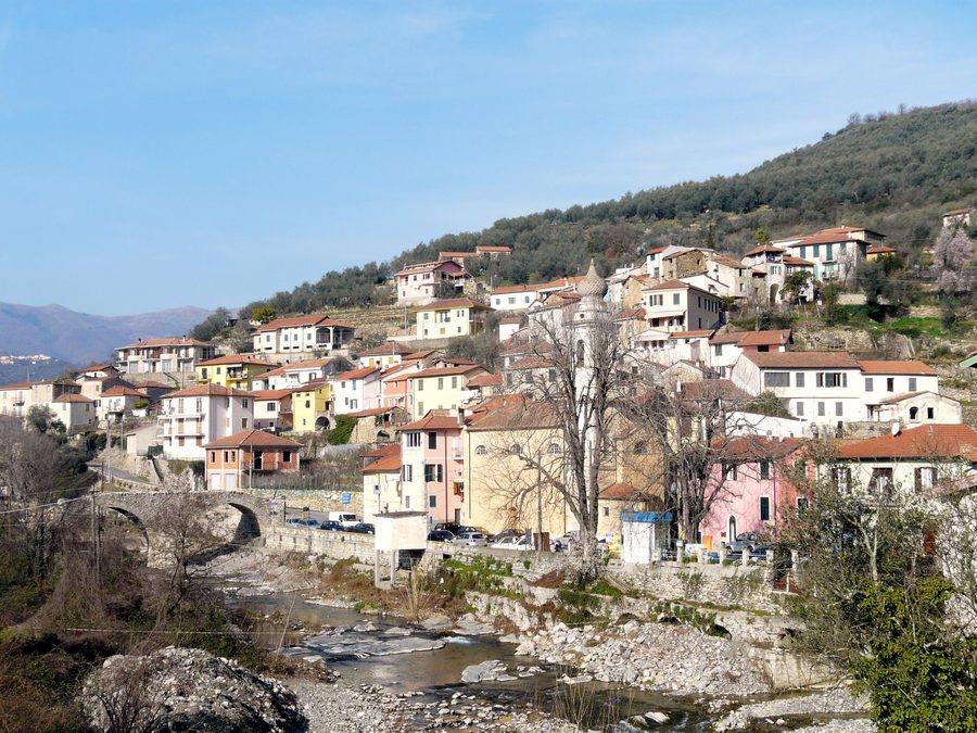 Панорама Сан-Ладзаро-Реале у Боргомаро в Лигурии