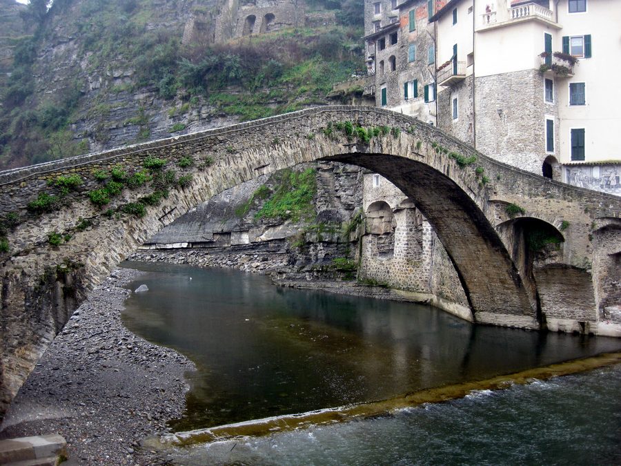 Старый арочный мост Ponte Vecchio в Дольчеаква