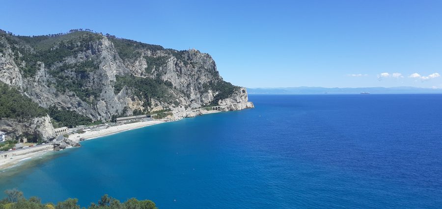 Вид на Капо-Ноли с Torre Saracena в Вариготти