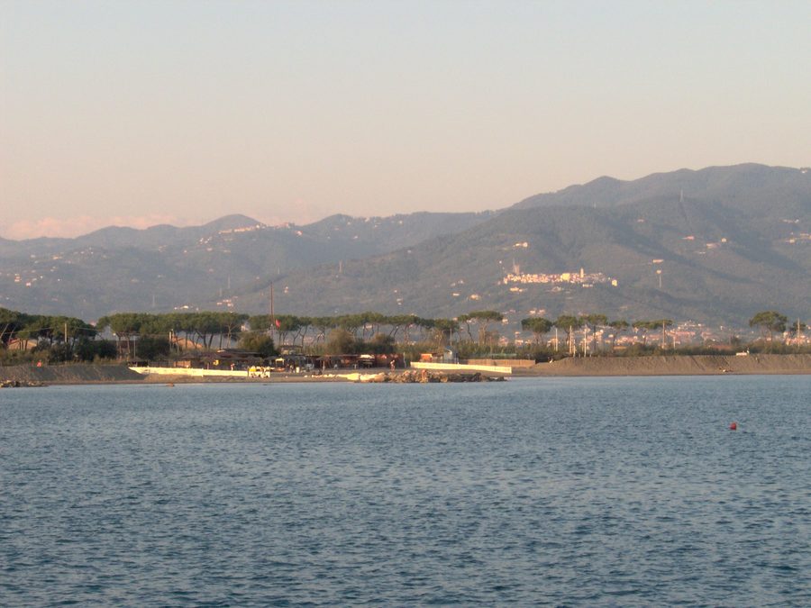 Песчаный пляж в прибрежной зоне Marinella di Sarzana