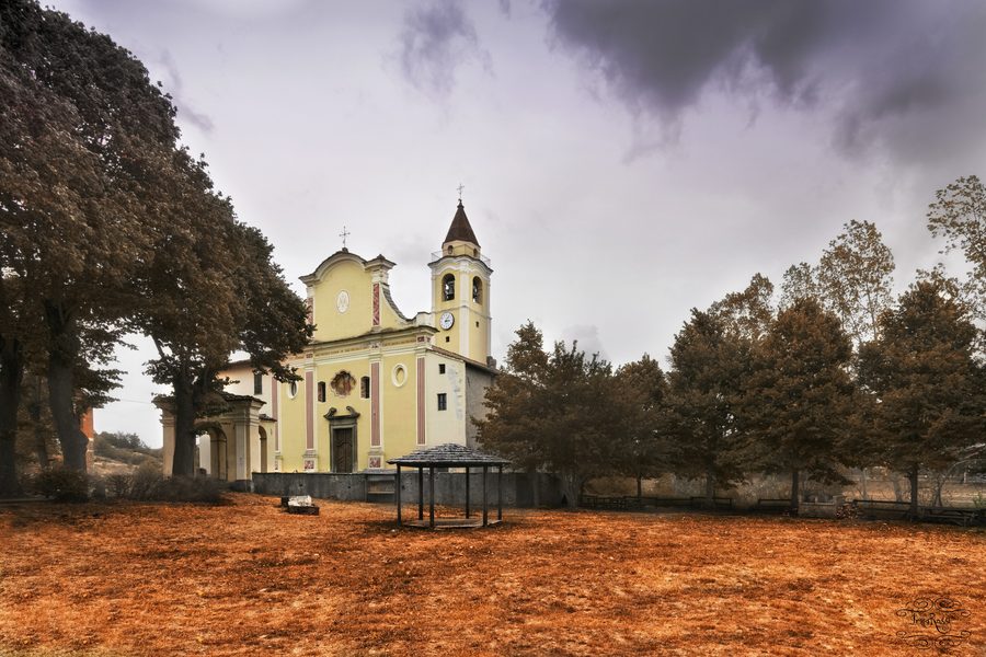 Außenansicht der Pfarrkirche Sant’Andrea in Mioglia