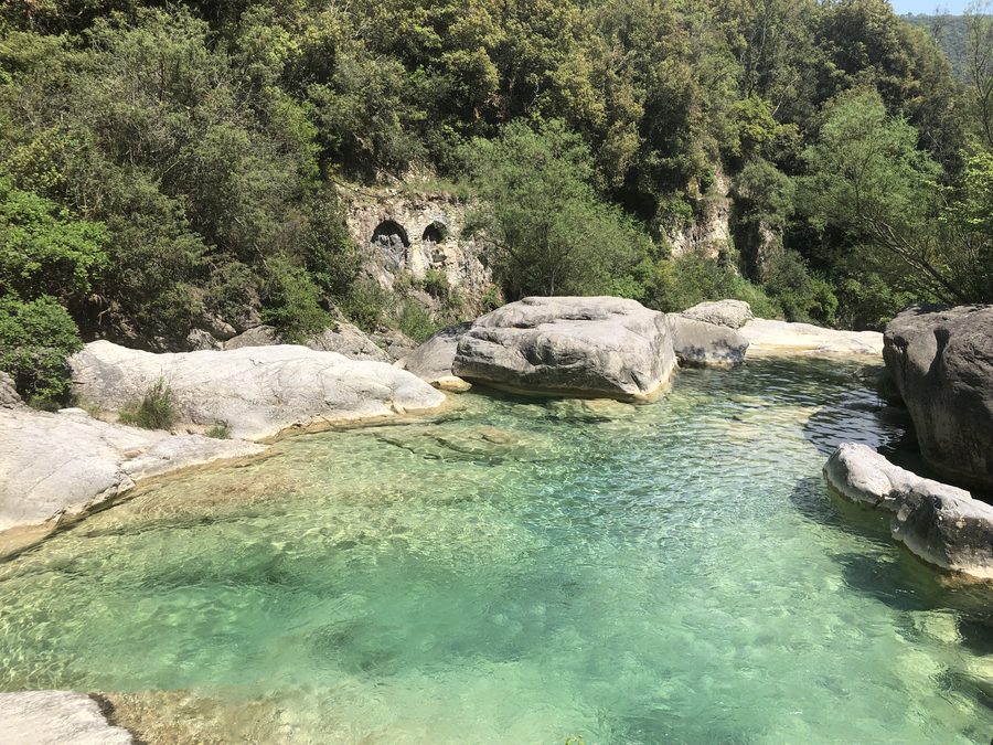 Один из водоёмов «i laghetti» у Rocchetta Nervina в лигурийской внутренней части