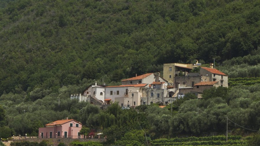 Panoramablick auf Finale Ligure und die bergige Landschaft der Umgebung
