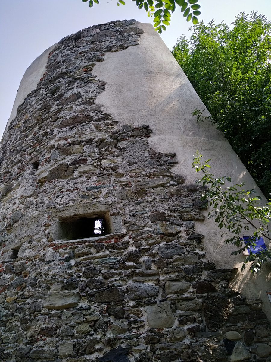 Ruinen der mittelalterlichen Burg Del Carretto auf einem Hügel bei Dego