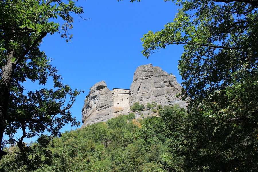 Castello della Pietra между двумя выразительными скальными выступами недалеко от Воббии