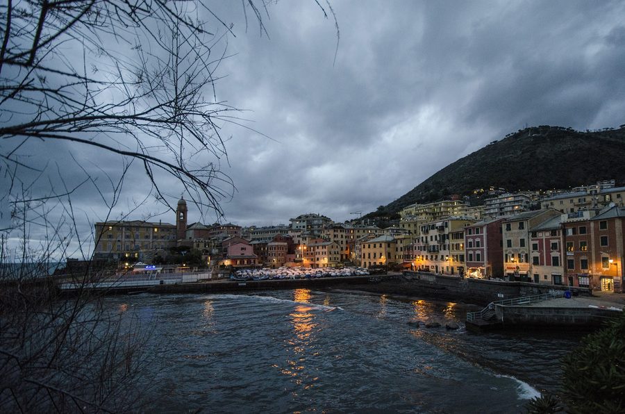 Porticciolo di Nervi с историческими домами на побережье Генуи