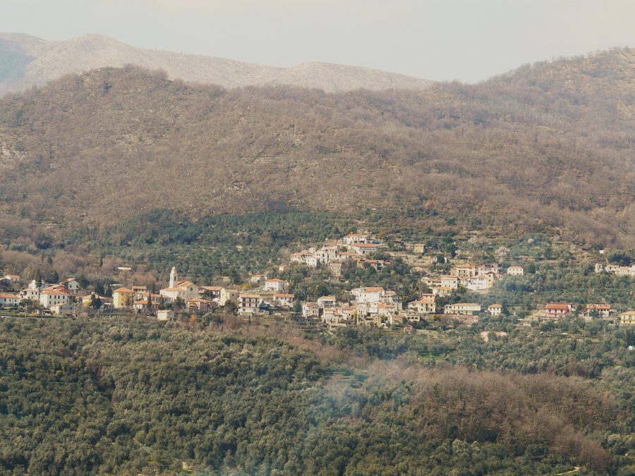 Панорама Пантасины в муниципалитете Вазия с холмистым лигурийским ландшафтом