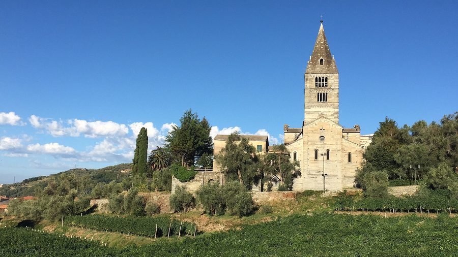 Внешний вид Basilica di San Salvatore dei Fieschi в San Salvatore возле Cogorno