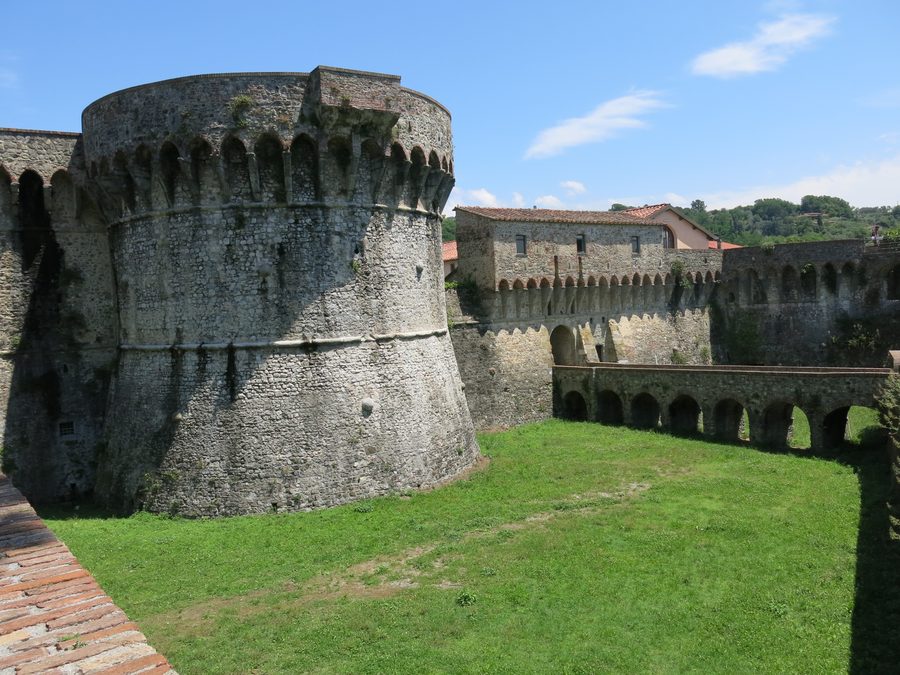Zentraler Turm der Fortezza Firmafede in Sarzana