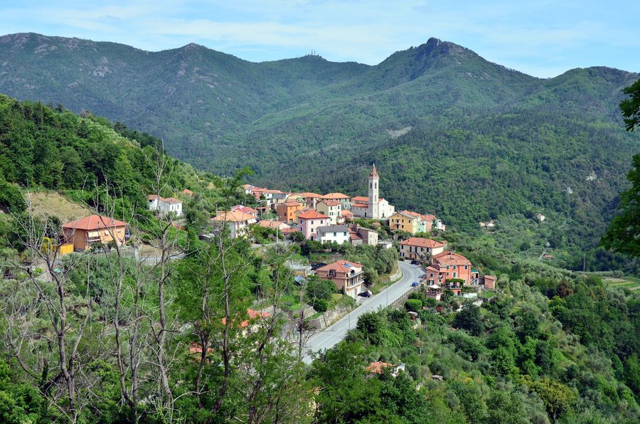 Панорама района Миссано в Кастильоне-Кьяварезе