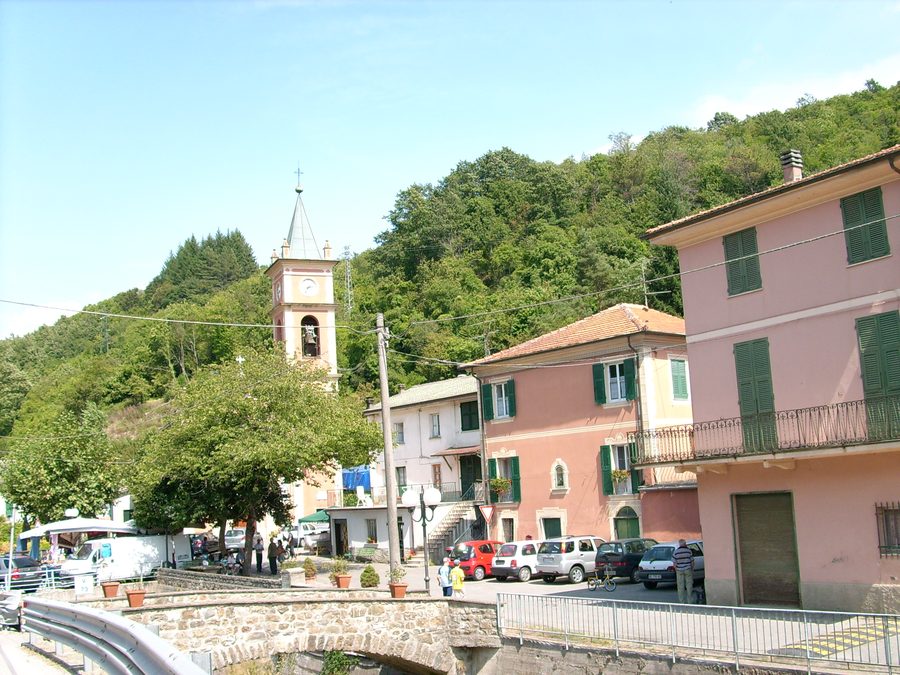 Панорама небольшой località Торца в коммуне Масссана, Лигурия