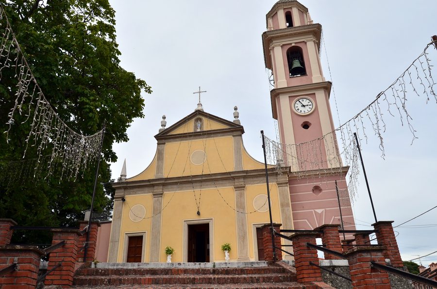 Außenansicht der Kirche San Bartolomeo in Tavarone, Maissana