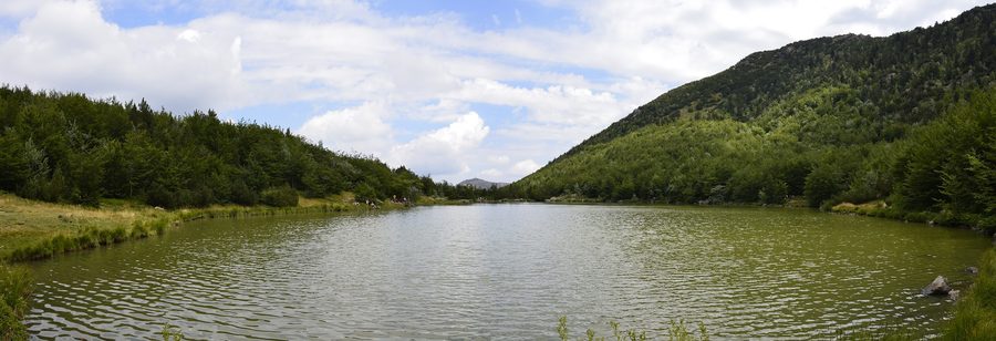 Панорамный вид на Lago Nero возле Ferriere в провинции Пьяченца