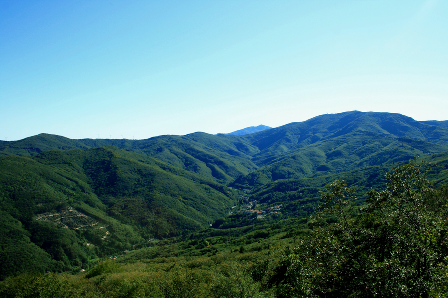 Panorama von Bormida und dem Monte Settepani