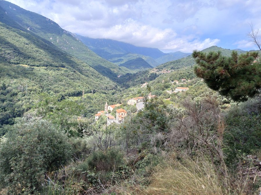 Blick auf die Ortsteile von Erli im ligurischen Hinterland