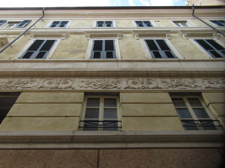 Фасад Palazzo Oddo в Альбенге