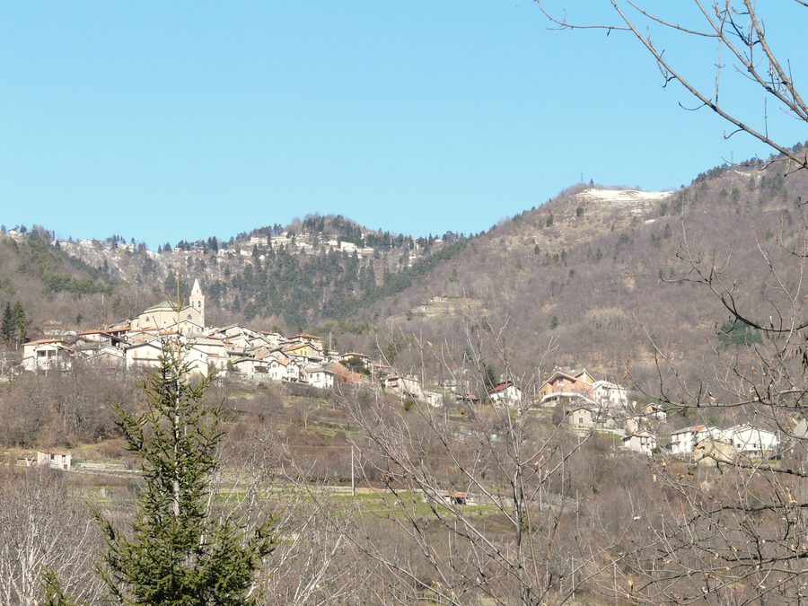 Панорама Мендатика в Лигурии с горным ландшафтом