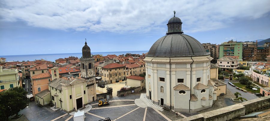 Il Duomo di Loano e l'oratorio delle Cappe Turchine visti dalla sala consiliare del Comune