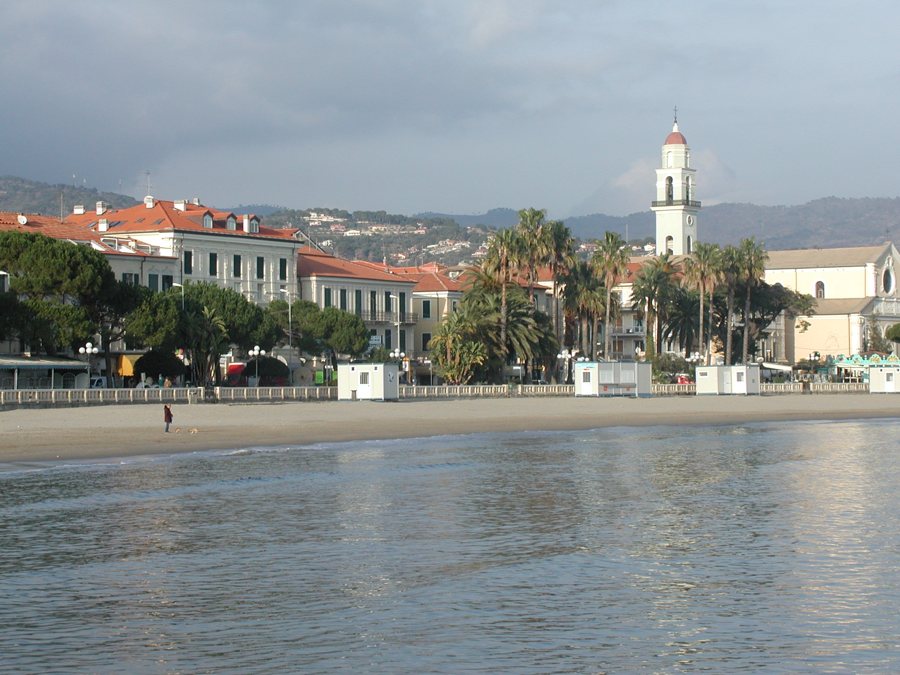 Strand und Küstenhäuser an der ligurischen Küste